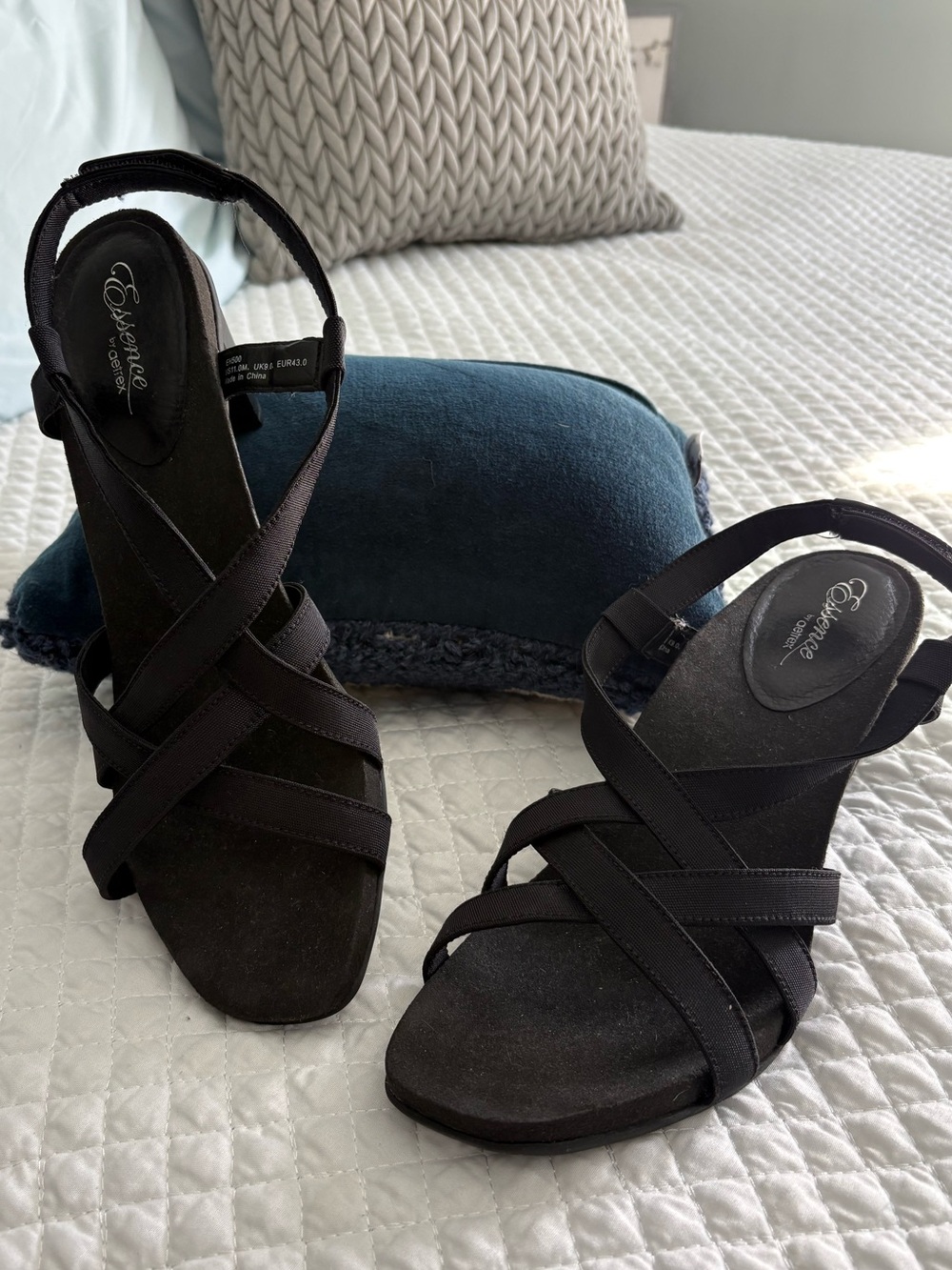 Aetrex Black Cross-Strap Women’s Sandals